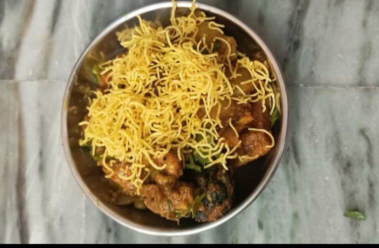 drvyomika's tweet photo. Yes, that's all homemade 😋🤷🏻♀️
We the #gujju 🤩 love eating 😁
#undhiya
#showcaseuttarayan https://t.co/68oO2ykhci