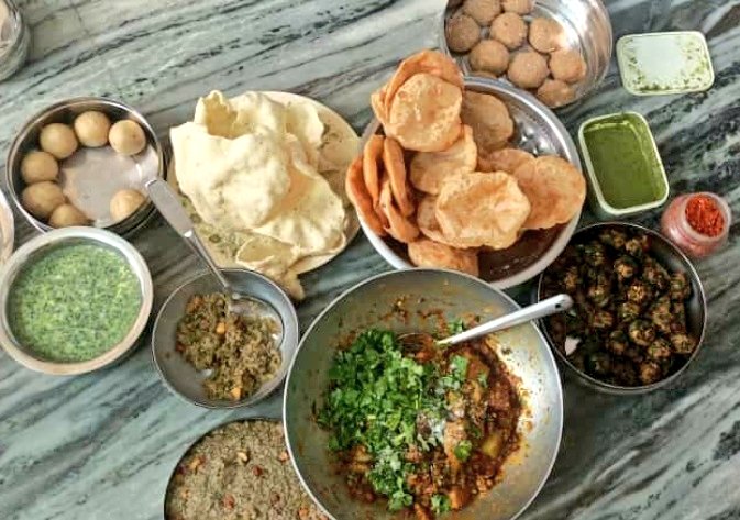 drvyomika's tweet photo. Yes, that's all homemade 😋🤷🏻♀️
We the #gujju 🤩 love eating 😁
#undhiya
#showcaseuttarayan https://t.co/68oO2ykhci