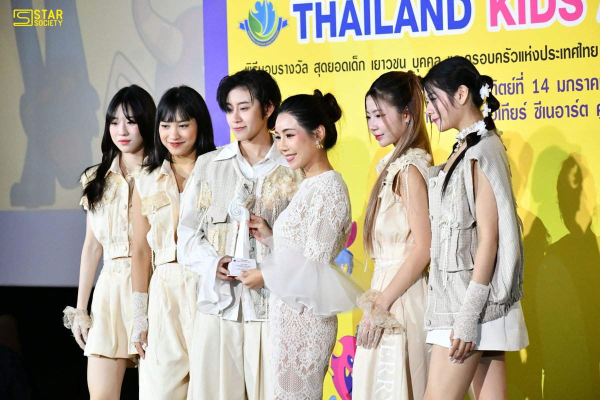 STARSOCIETY_TH's tweet photo. ศิลปิน Girl Group วง #Eyra_OGME   วง #berryberry และ Boy Group วง
#THE7 วง  #HASHTAX  ในงาน Thailand Kids Awards 2024  “สุดยอดเด็ก เยาวชน บุคคล และครอบครัวแห่งประเทศไทย” 

#ThailandkidsAwards2024  
#KIDSAWARDS2024 https://t.co/doM4EEFDc2