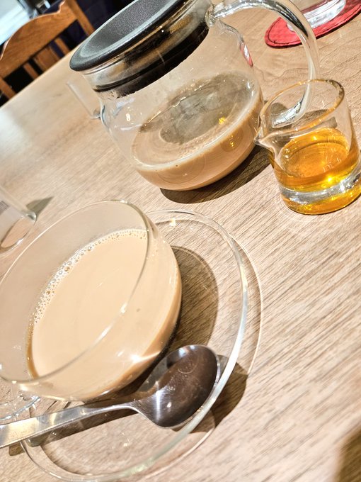 ほとんどの人が蜂蜜入りロイヤルミルクティーに夢中になって博多とんこつラーメンに気付かない