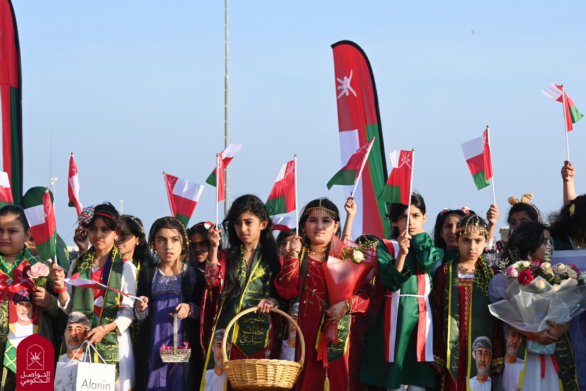 Oman_GC's tweet photo. يرفع جلالته -حفظه الله- كفّه تحيّةً وسلامًا لأبناء شعبه الكرام في محافظة مسندم فيردّون مُهللين بالهُتافات والأزاهيج المُرحِّبة.

#مسندم_ترحب_بالمقدم_السامي 
#التواصل_الحكومي