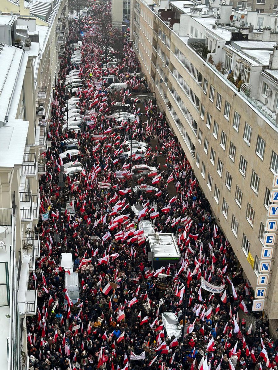 KaukoNiko's tweet photo. Mm. Saksassa ja Puolassa käynnissä olevat mielenosoitukset ovat aitoja kansannousuja, jotka ajavat vapautta ja oikeutta, eivätkä globalistien kabineteistaan masinoimia vallankumousyrityksiä. Sen tietää siitä, että EU:n korruptoitunut valtamedia pyrkii olemaan niistä hiirenhiljaa. https://t.co/yDi3EclwyR