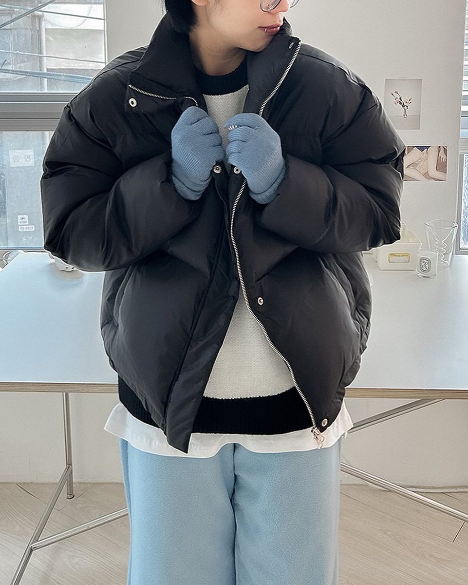 mosscozy's tweet photo. 웰론 충전재로 빵빵한 볼륨감과
가벼운 무게감을 자랑하는 숏패딩!

적당히 숏한 기장감으로 스타일리쉬한 코디를
해치지 않고 따뜻하게 착용 가능해 추천드리는 제품이에요🖤

🏡모스코지 사이트는 목요일까지 5% 신상 할인 중 https://t.co/l0hpP1819X
