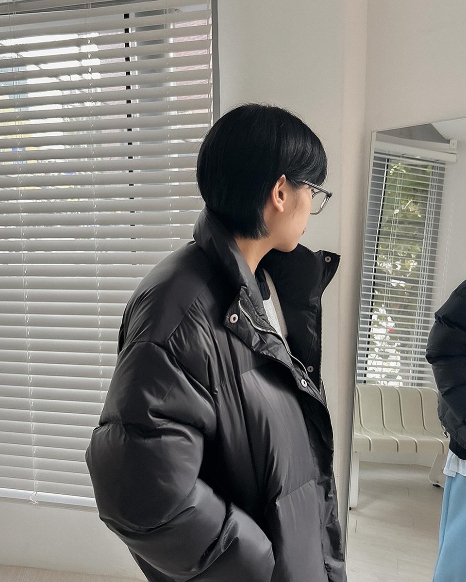 mosscozy's tweet photo. 웰론 충전재로 빵빵한 볼륨감과
가벼운 무게감을 자랑하는 숏패딩!

적당히 숏한 기장감으로 스타일리쉬한 코디를
해치지 않고 따뜻하게 착용 가능해 추천드리는 제품이에요🖤

🏡모스코지 사이트는 목요일까지 5% 신상 할인 중 https://t.co/l0hpP1819X