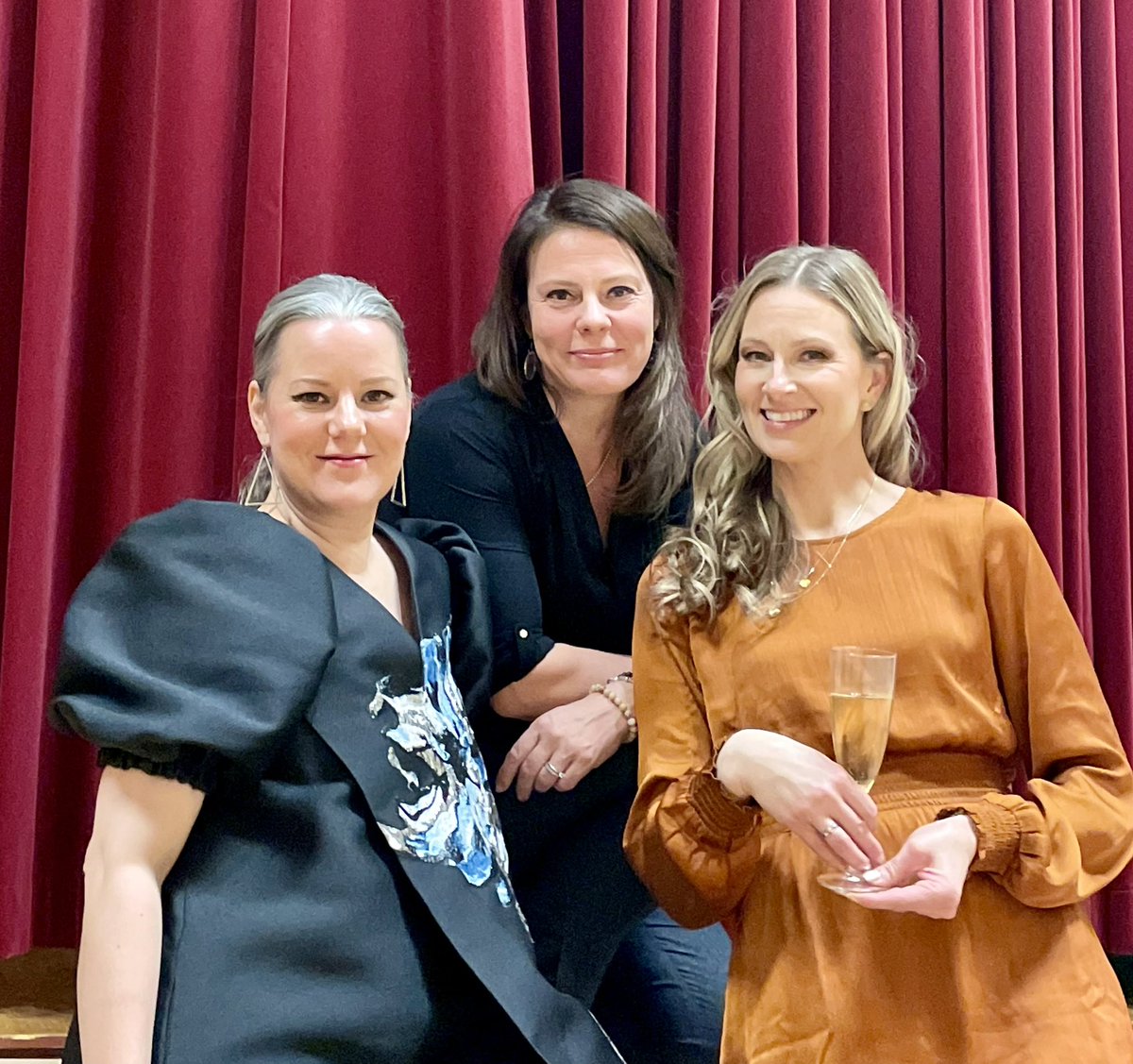 Eilen juhlittiin Janna Manninen = <a href="/JannaRantala/">Janna Manninen</a> ja <a href="/LeeaMattila/">Leea Stenvall (ent. Mattila)</a> kirjan julkkareita. #Teininmieli auttaa ymmärtämään nuorta. Lämpimät onnittelut! 

#nuoret #teini #tietokirja #mentalisaatio