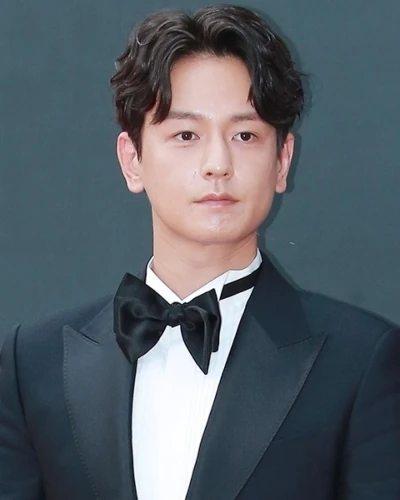 KDramaHandle's tweet photo. #ShinSeungHwan and #LimJuHwan to make special appearances as gangsters from Busan in British crime drama #GangsOfLondon Season 3, directed by Korean director #KimHongSun. https://t.co/cG5pPgmfSE