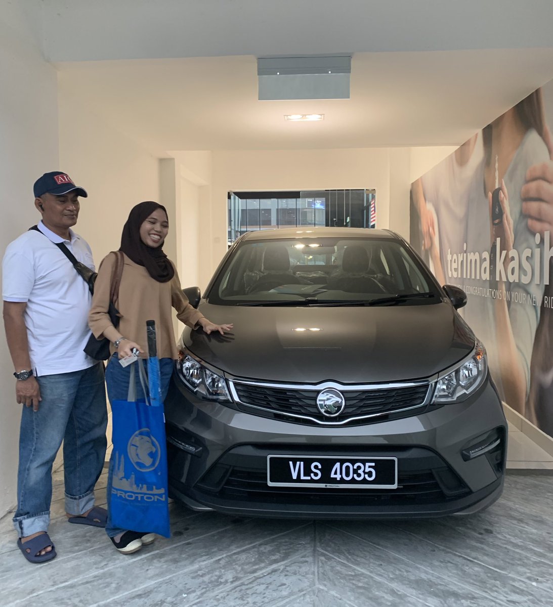 AmreezShree's tweet photo. Congrats on your First Car Nurin! Semoga senang nak pegi kerja &amp; pegi gym dgn mak nnt 😆💪🏻

#Proton #shahalam #firstcar #Persona #protonsalesadvisor #HappyNewYear2024 https://t.co/8eeMl9jDg7