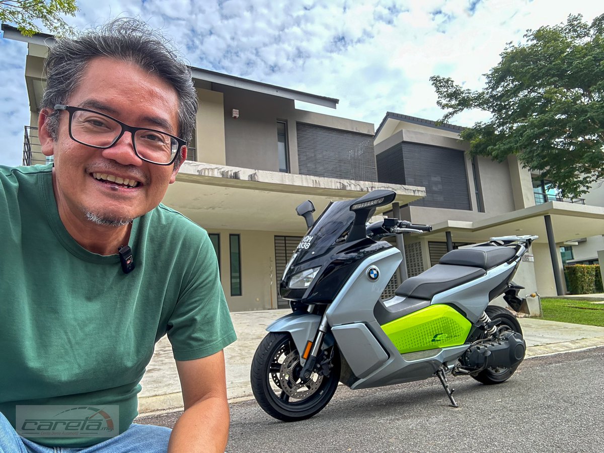 HezeriSamsuri's tweet photo. Finally, got the chance to ride the BMW C-Evo here in Malaysia.

Ada sebuah je, dan rupanya ni kawan aku punya.

Quicker and has a longer range dari CE04 sebab bateri besor. 

So far dia dah bawak 18k km kat Malaysia selama 5 tahun, dan dia cuma gantikan tayar je. 

Ulang alik JB-Singapore utk kerja. 

BMW Motorrad bantu untuk service. 

Video kaming up soon!