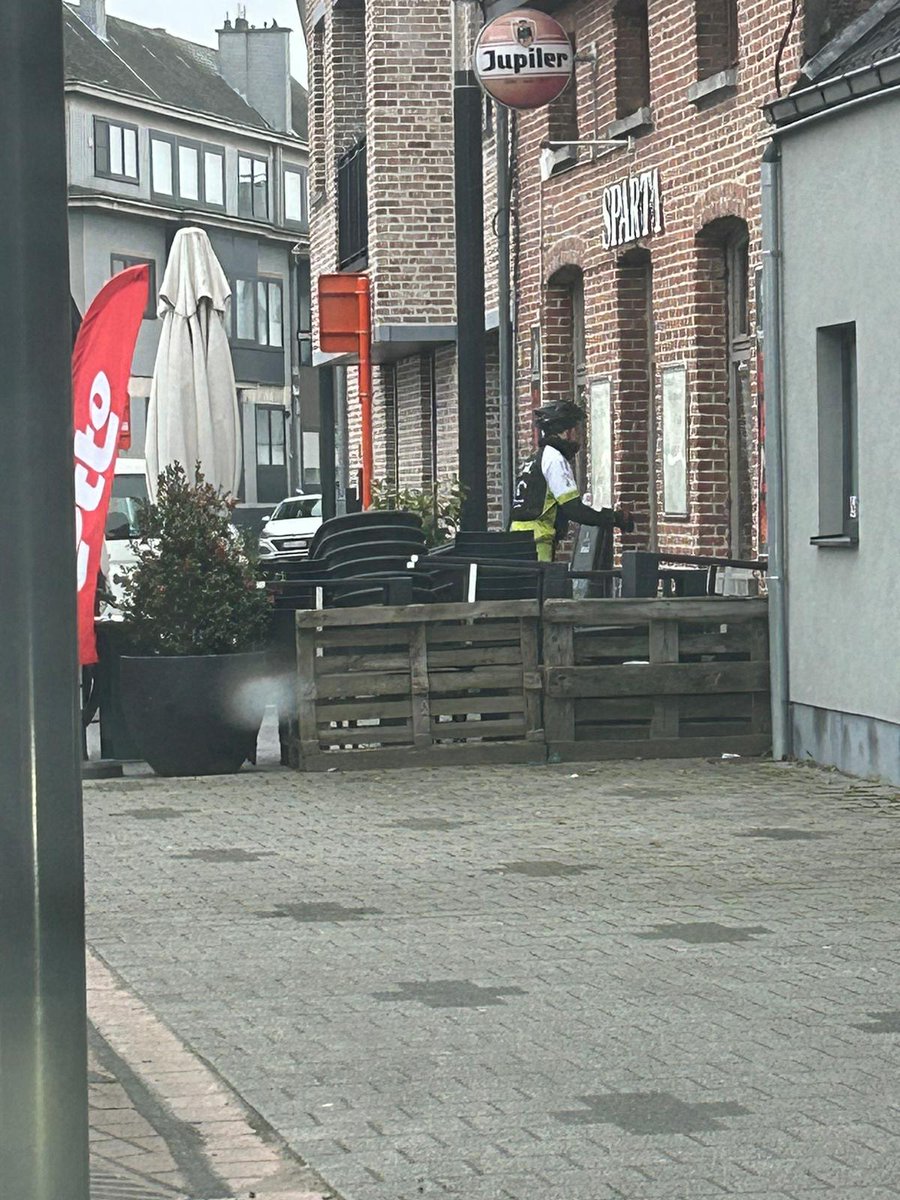 LoreDeWolf's tweet photo. 9u43, wij naar de bakker, anderen naar de lokale speciaalzaak voor aperitief na een ongetwijfeld lange fietsrit 😂 santé mannen, laat het jullie smaken! https://t.co/4iLHbMqXzF