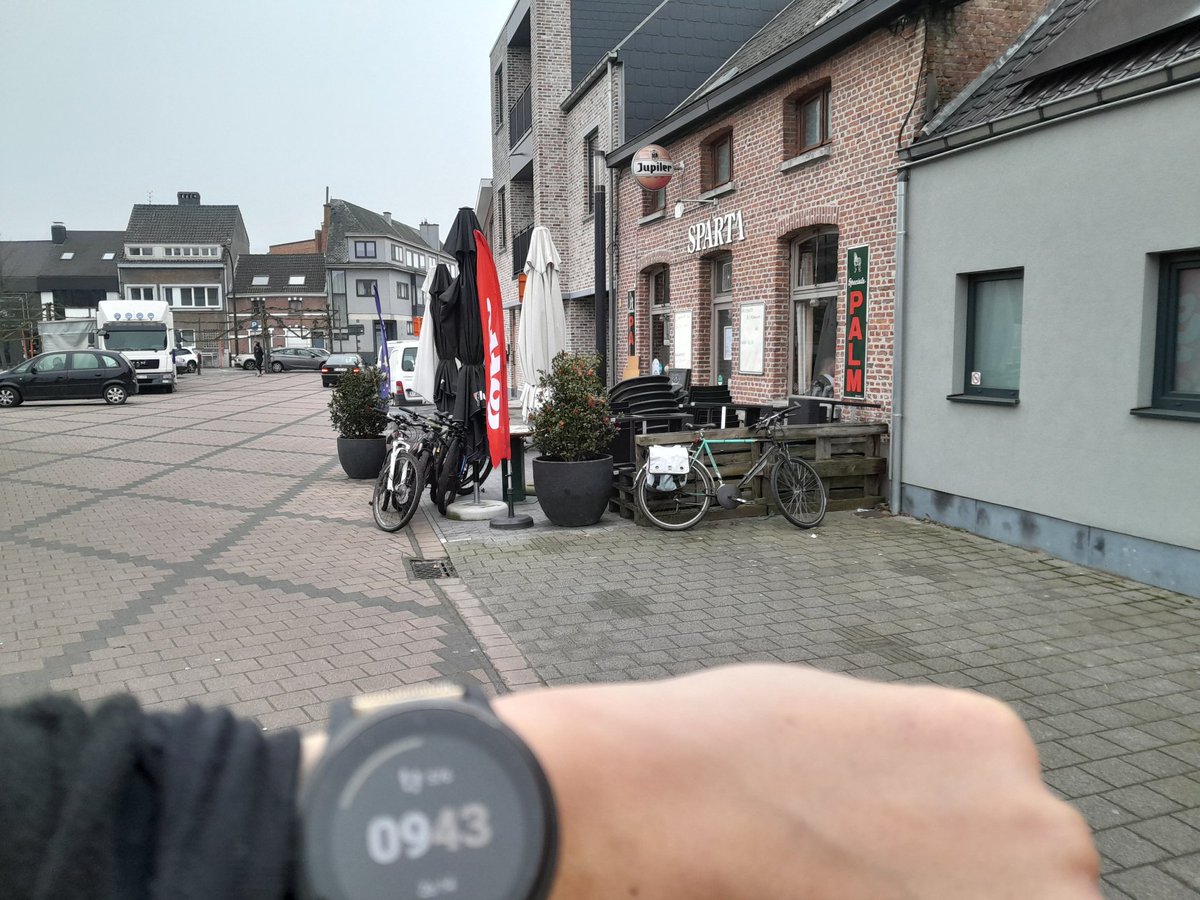 LoreDeWolf's tweet photo. 9u43, wij naar de bakker, anderen naar de lokale speciaalzaak voor aperitief na een ongetwijfeld lange fietsrit 😂 santé mannen, laat het jullie smaken! https://t.co/4iLHbMqXzF