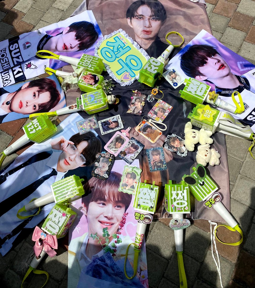 J05W00's tweet photo. JUNGP MANA SUARANYAA!! 

p.s : bendera jungwoonya pinjem yang kak nindii 🥺🫶🏻
#THEUNITYINJAKARTA 
#NEOCITY_THE_UNITY_JAKARTA 
#NCT127 #JUNGWOO https://t.co/eysAnIQUdk