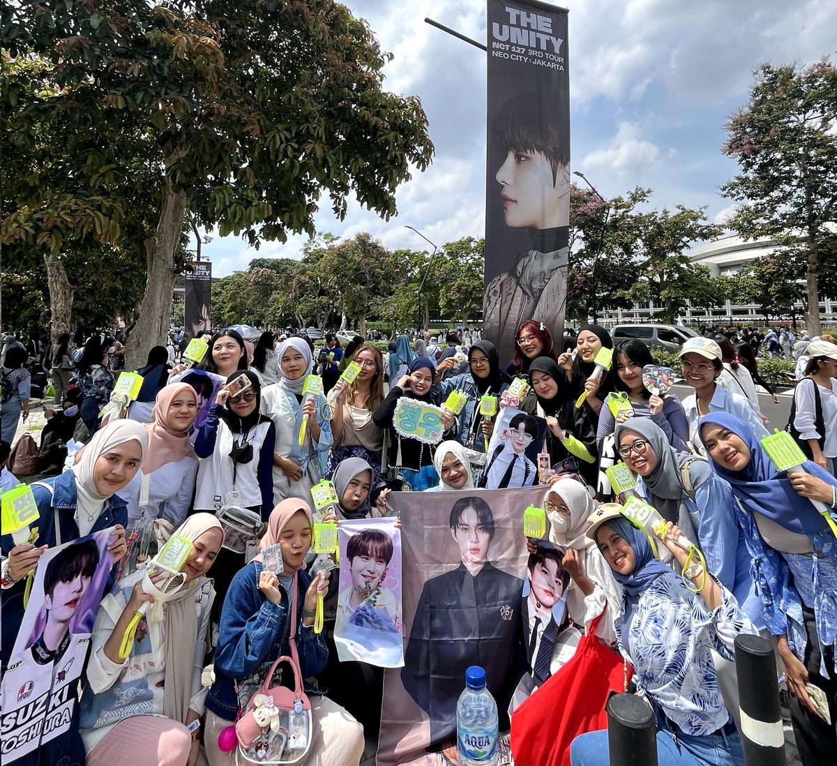 J05W00's tweet photo. JUNGP MANA SUARANYAA!! 

p.s : bendera jungwoonya pinjem yang kak nindii 🥺🫶🏻
#THEUNITYINJAKARTA 
#NEOCITY_THE_UNITY_JAKARTA 
#NCT127 #JUNGWOO https://t.co/eysAnIQUdk