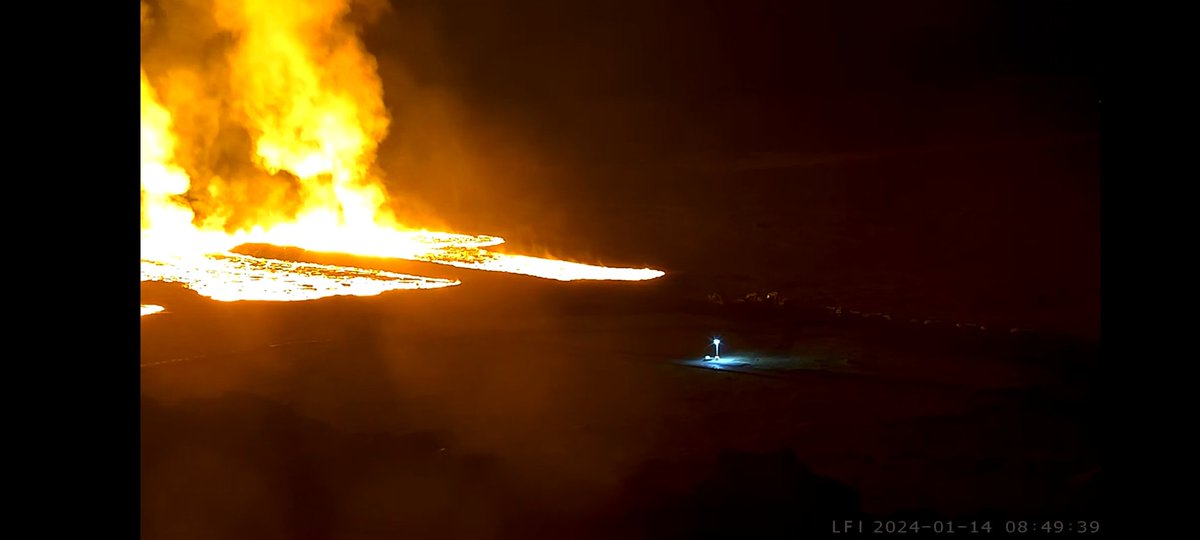 All the heavy equipement will be gone within minutes now the lava is flowing on the other side of the berm. #volcano #iceland