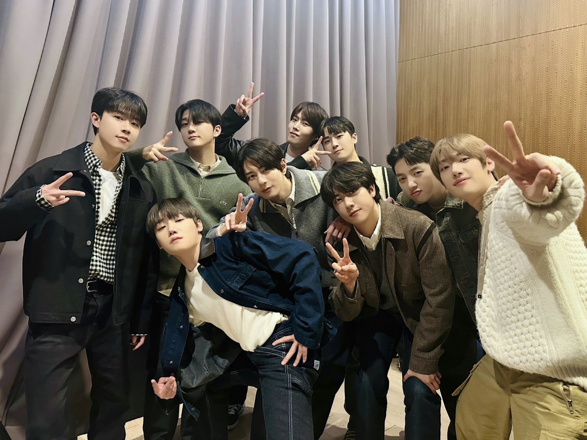 GoldenChild's tweet photo. [📸] 240114 SEASON'S GREETINGS EVENT

👤 : 2024년에는 무엇을 하실 예정이죠?
🗣️ : 골든차일드 ! ! !

골든차일드 ♡ᩚ 골드니스 ,,, 😽
우리 올해도 행복하게 보내봐요 ꒰ ੭ '‧̫'꒱੭ ᰔᩚ
　　
#GoldenChild #골든차일드 #GNCD https://t.co/V2DRco4xq5