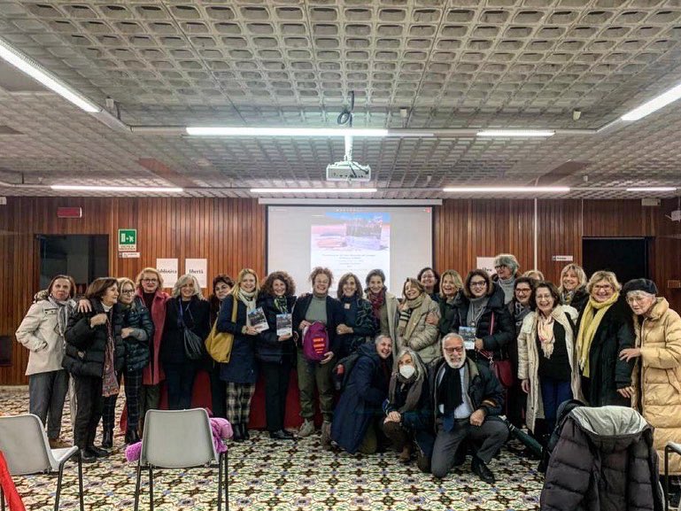 RosariaIazzetta's tweet photo. Grazie per l’interesse  mostrato al testo “geografie del coraggio” presentato alla fondazione Biblioteca Ricchetti. Essere stata in una sede culturale nata prima dell’Universita’ di Bari, e che vive da 100 anni, è stato per me un grande onore. Grata  @donneincorriera https://t.co/A85jMIoEzi