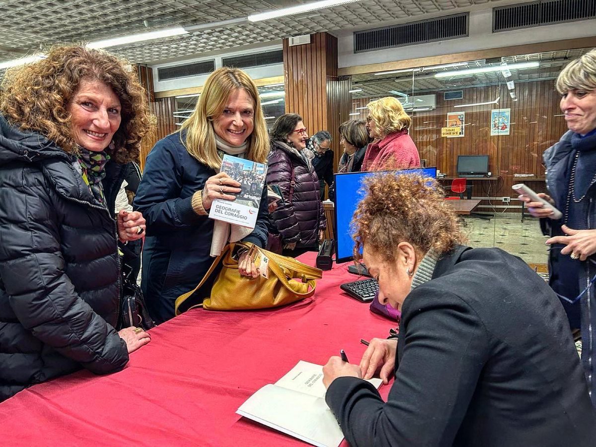 RosariaIazzetta's tweet photo. Grazie per l’interesse  mostrato al testo “geografie del coraggio” presentato alla fondazione Biblioteca Ricchetti. Essere stata in una sede culturale nata prima dell’Universita’ di Bari, e che vive da 100 anni, è stato per me un grande onore. Grata  @donneincorriera https://t.co/A85jMIoEzi
