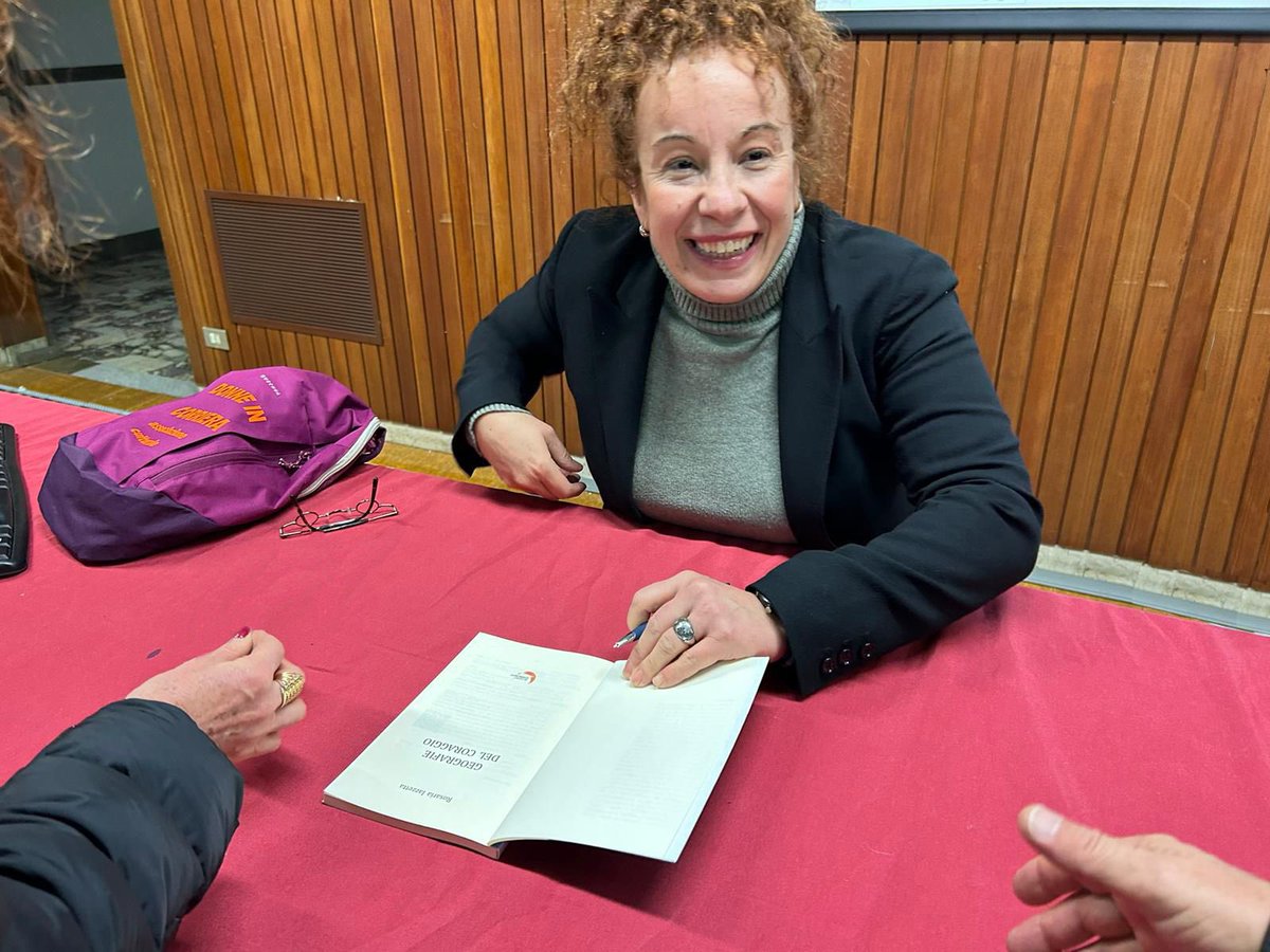 RosariaIazzetta's tweet photo. Grazie per l’interesse  mostrato al testo “geografie del coraggio” presentato alla fondazione Biblioteca Ricchetti. Essere stata in una sede culturale nata prima dell’Universita’ di Bari, e che vive da 100 anni, è stato per me un grande onore. Grata  @donneincorriera https://t.co/A85jMIoEzi