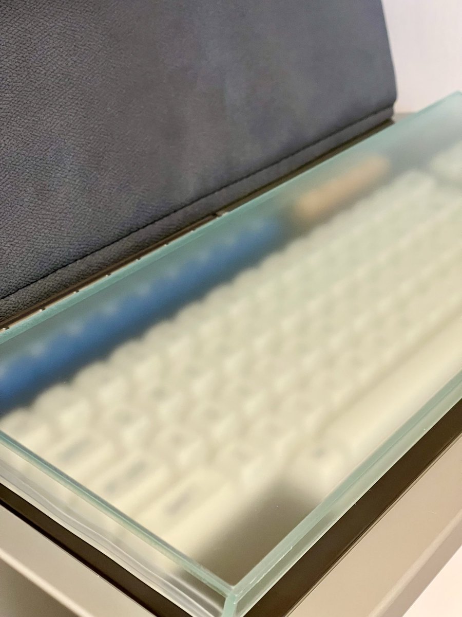 TeaAtMoon's tweet photo. そういえばMZ-2000用にキーボードカバーを調達しました。短辺には傷防止にU字のエッジモールを貼り付け。物はクラレのコモグラス、ガラス色マットです。透け具合が良い感じ。 https://t.co/RLWJhPRIzw