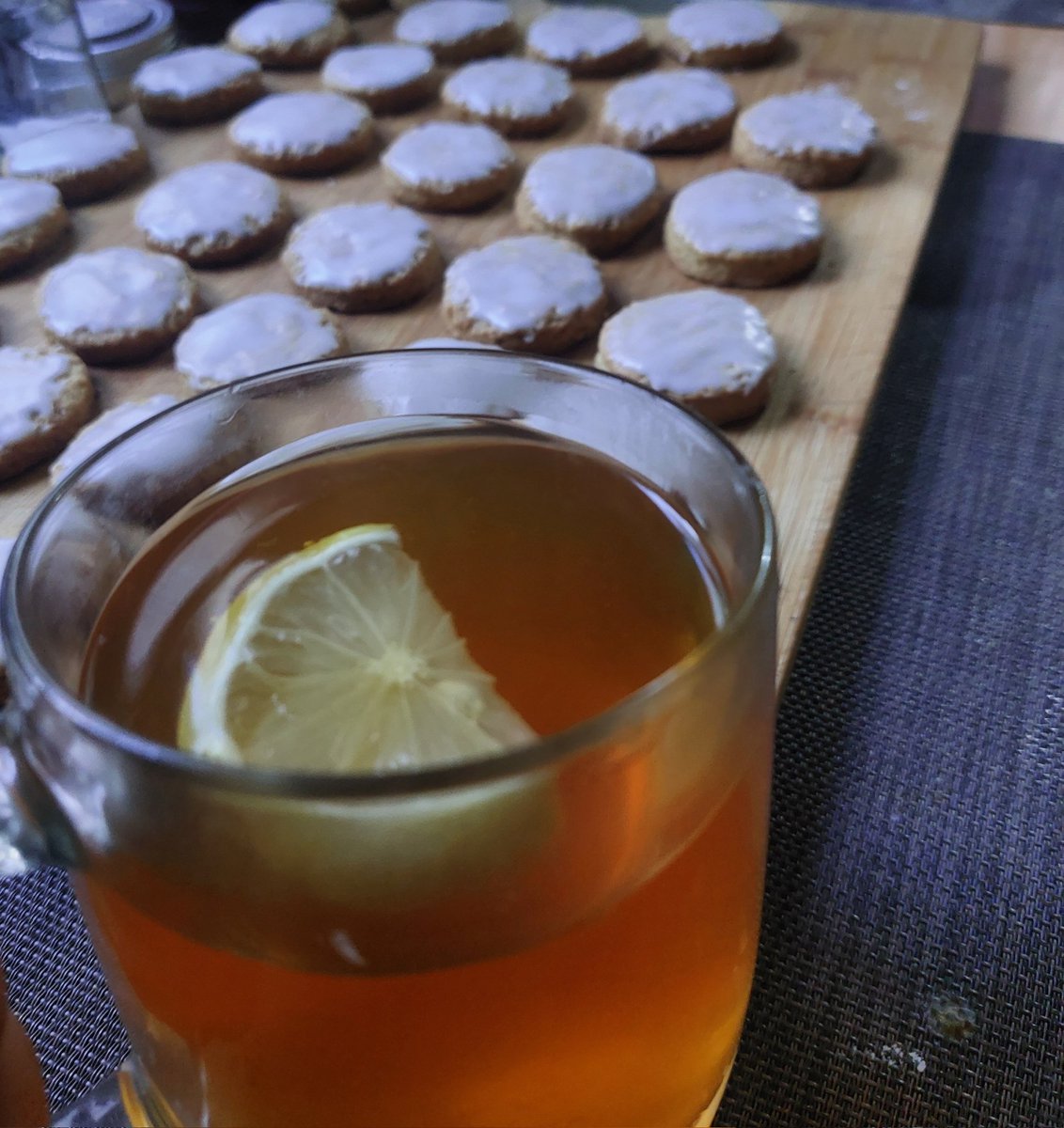 Tsetseg01's tweet photo. #Lemoncookies хийчихээд лимонтой цай уугаад лайтай их бодрол хөврүүлэнхэн сууж байна. https://t.co/XU6eGEEHgu