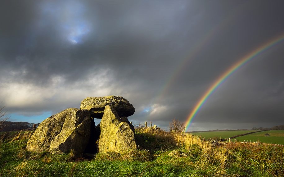 The Hell Stone is Neolithic dolmen on Portesham Hill in #Dorset and an example of a Long Barrow (24m) with stone interior; it was the entrance to a burial chamber. It lies approx 1.2 km southeast of the Valley of Stones. Part of South Dorset Ridgeway. #StandingStoneSunday