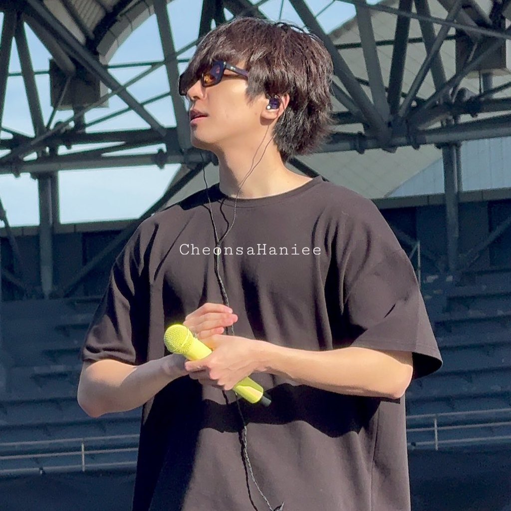 wonuoiawoo's tweet photo. floofy long hair wonwoo 🥹 pls hide all the scissors from him https://t.co/XVE2ZVEXll