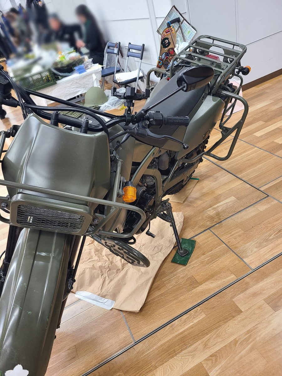 meme_jsdf's tweet photo. 今日はVショーと言うミリタリーイベントに行ってきました。
自衛隊ブースがあって東京地本の展示がありバイクに乗ったんですが、後ろで自衛官さんが押さえてくれてると思ってて
押さえてますよね？よし乗れたぁ〰️！！
え？居ない…。と初めて自転車に乗る子供みたいな事やってましたw https://t.co/SMMWmltcWR