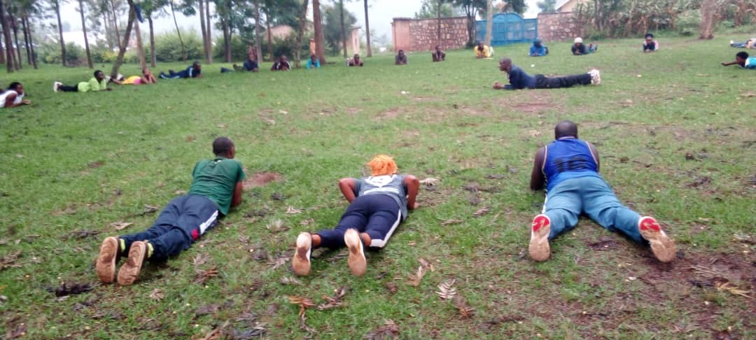 MimuliWa's tweet photo. #MimuriSector
Mu gitondo cyo Kuri uyu wa 14/01/2024 ,inzego z'ubuyobozi n'abaturage biganjemo urubyiruko babyukiye muri siporo rusange .
Ubutumwa bwatanzwe nyuma ya Siporo:
@kurwanya imirire mibi mu bana,Umutekano,Ubwisungane mu kwivuza ,kwisuzumisha  indwara zitandura. https://t.co/lDMB8E4qdz