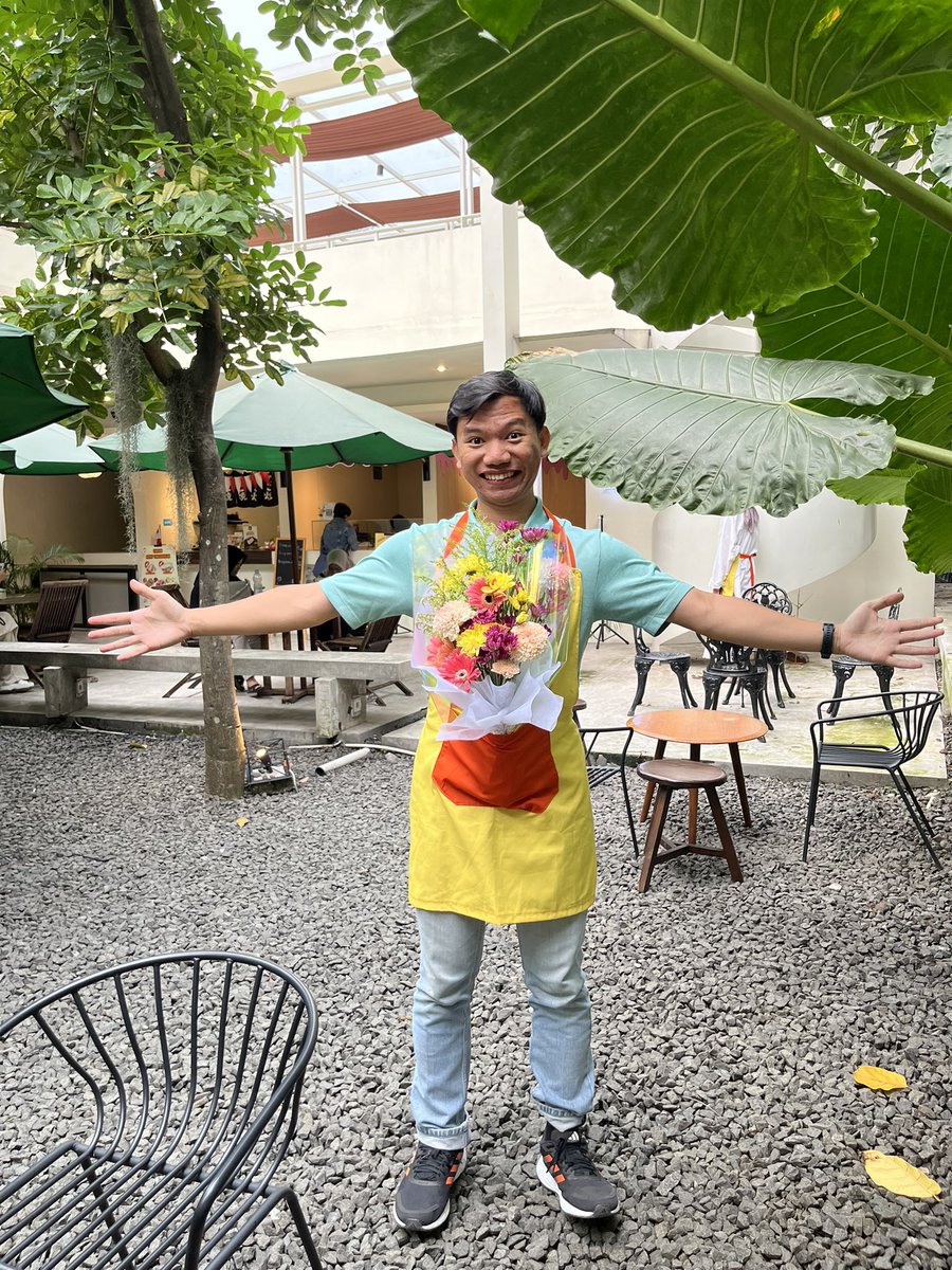 marjono__'s tweet photo. Awalnya gak paham kenapa cewe-cewe suka banget kalau dikasih bucket bunga

Sampe akhirnya gua ikutan kelas nata kembang

ternyata emg suasana hati jadi menyenangkan pas lihat, ngerasain tekstur, dan nyium bau bunga 💐 https://t.co/0UHMJs6pLq