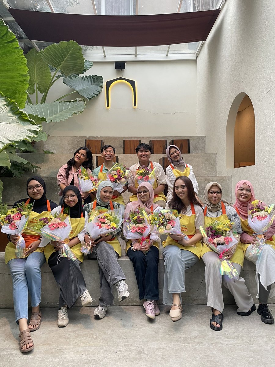 marjono__'s tweet photo. Awalnya gak paham kenapa cewe-cewe suka banget kalau dikasih bucket bunga

Sampe akhirnya gua ikutan kelas nata kembang

ternyata emg suasana hati jadi menyenangkan pas lihat, ngerasain tekstur, dan nyium bau bunga 💐 https://t.co/0UHMJs6pLq