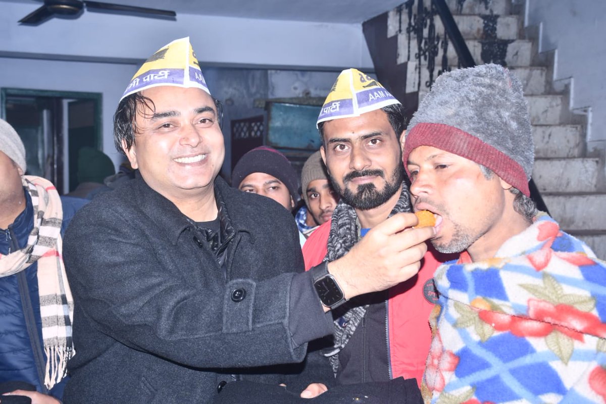 AAP4Kanpur's tweet photo. उत्तर प्रदेश प्रभारी मा. @SanjayAzadSln जी को दोबारा राज्यसभा सांसद चुने जाने पर  कानपुर  में जिलाध्यक्ष@anujAAPka जी के नेतृत्व में AAP का #धन्यवाद_केजरीवाल कार्यक्रम
सभी साथियों ने ढोल नगाड़े और लड्डू खिलाकर जश्न मनाया
इस अवसर पर @AAPUttarPradesh के द्वारा कंबल भी वितरित किए गए https://t.co/GK2TVTidbZ