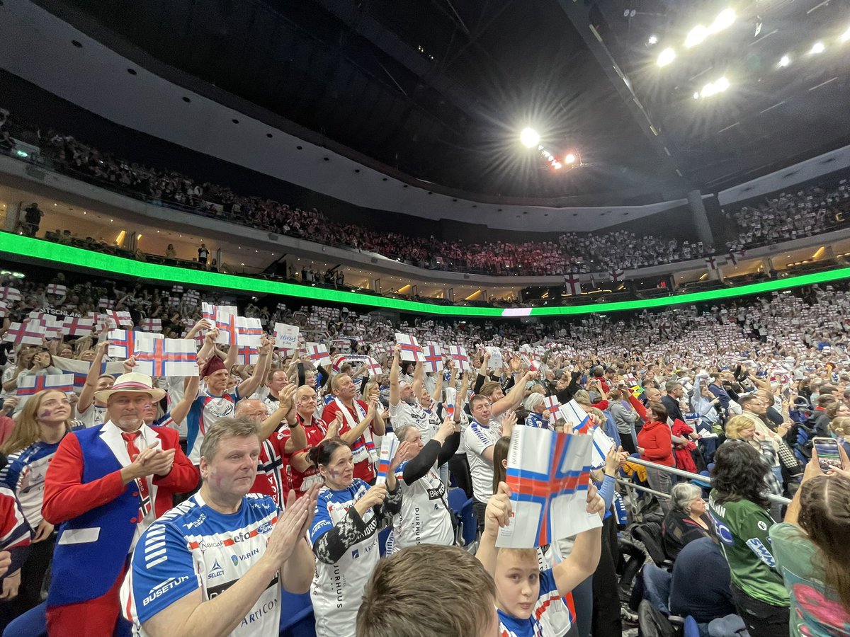 torbote's tweet photo. Große Show und sensationelle Stimmung bei #Handball-EM 2024 in Berlin! Die Färöer 🇫🇴 holen bei ihrer Turnier-Premiere ihren ersten Punkt (26:26) gegen Norwegen 🇳🇴 und veranstalten eine ausgelassene Party in der Mercedes-Benz-Arena. #ehfeuro2024 #heretoplay https://t.co/uVPMmqhSLi