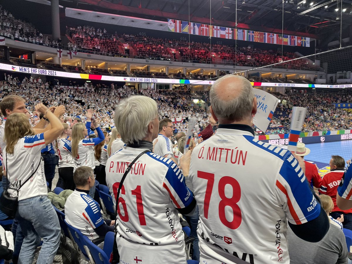 torbote's tweet photo. Große Show und sensationelle Stimmung bei #Handball-EM 2024 in Berlin! Die Färöer 🇫🇴 holen bei ihrer Turnier-Premiere ihren ersten Punkt (26:26) gegen Norwegen 🇳🇴 und veranstalten eine ausgelassene Party in der Mercedes-Benz-Arena. #ehfeuro2024 #heretoplay https://t.co/uVPMmqhSLi