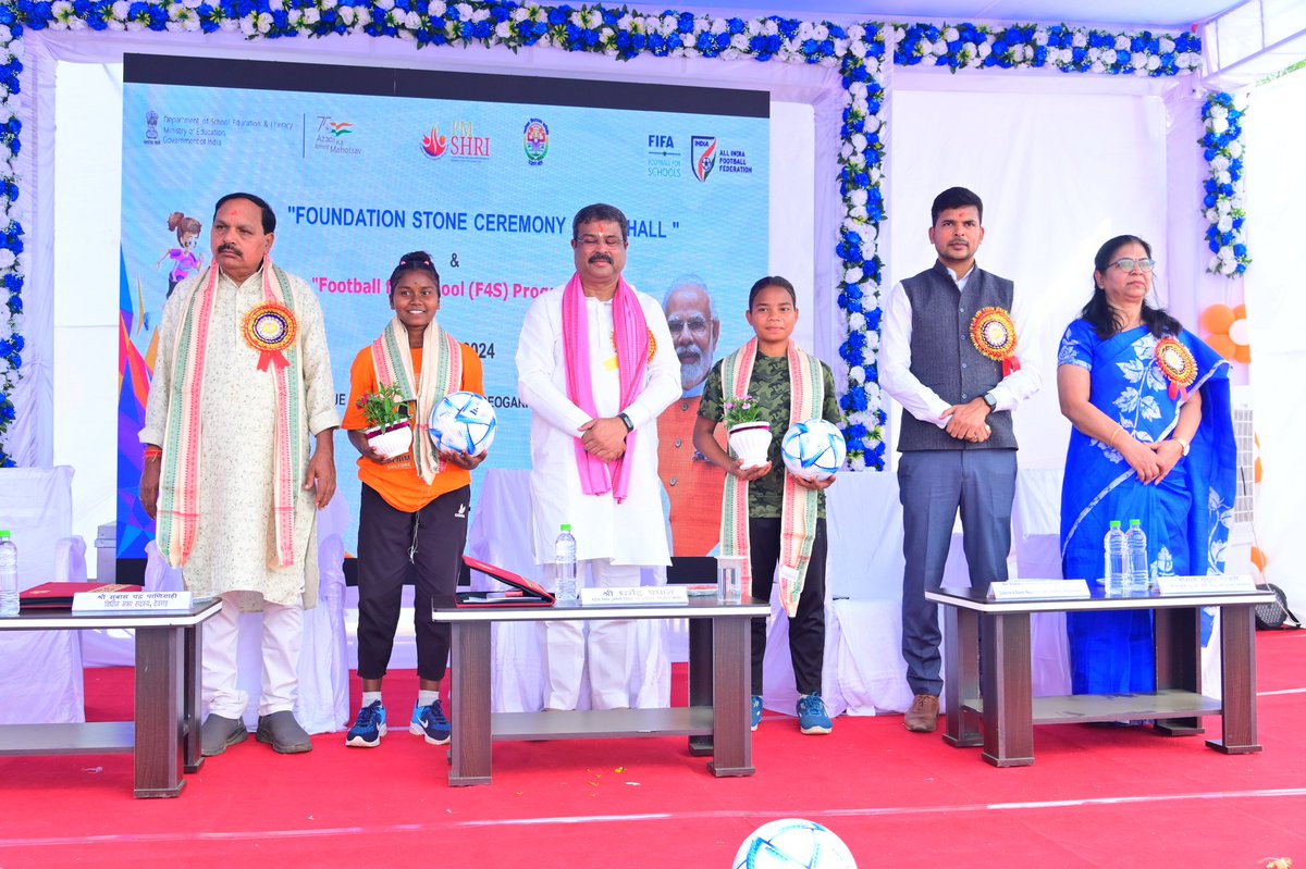 jnv_deogarh's tweet photo. Distribution of football under #Football4School by Honorable Education Minister Sh.Dharmendra Pradhan on 13 January 2024 at PM SHRI JNV Deogarh, Odisha
#EduMinOfindia 
#PMOIndia 
#CommissinorNVS 
#Football4School 
@NVSROBhopal https://t.co/d7b2aKoKwa