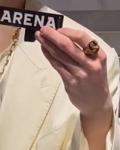 어머나 ...🤭🤭🤭
니네 왼손 검지도 같은 반지야??? 🥛🍞