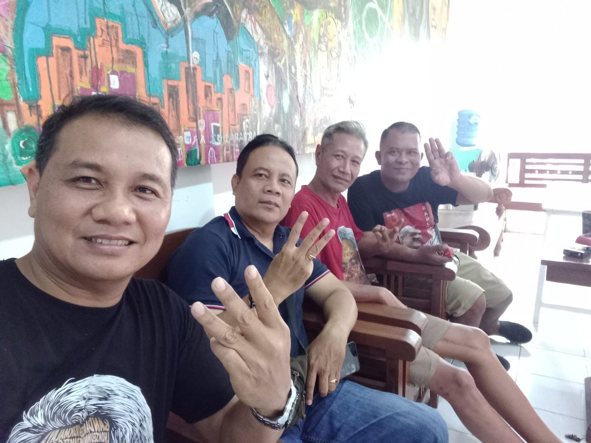 Potong gratis utk umum dari relawan Ganjar..hari ini 50 orang/kepala ... gaspol salam waras 🤟🤟🤟..