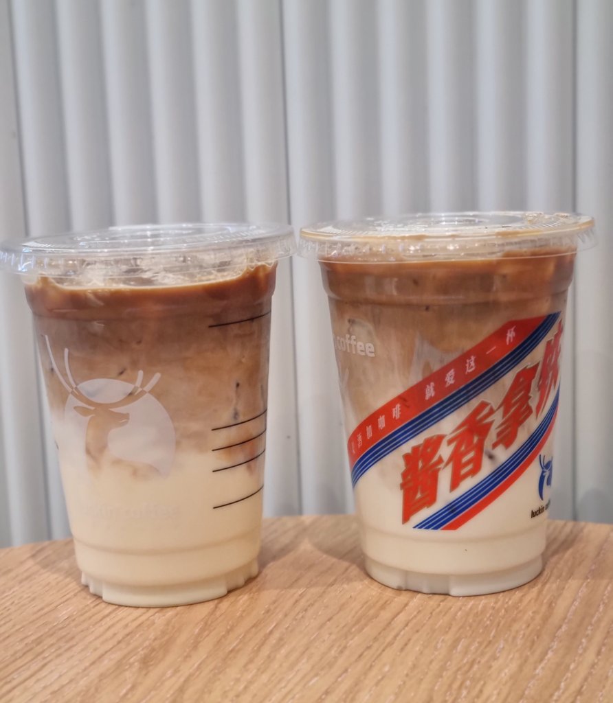 muk_archives's tweet photo. 이 트윗 보자마자 꼭 ���어봐야지 하고 드디어 영접한 마오타이주 라떼🍺☕️🍺☕️🍺☕️
마실 땐 그냥 라떼인데?하다가 삼키고 나서 숨 뱉으면 마오타이주 향이 남아서 끝맛이 대박 향긋하다..😇 넘 신기하고 재밌는 경험ㅋㅋㅋㅋ(옆엔 신메뉴인 귤 라떼인데 시트러스+라떼임ㅋㅋㅋ) https://t.co/4TJukkTQL9