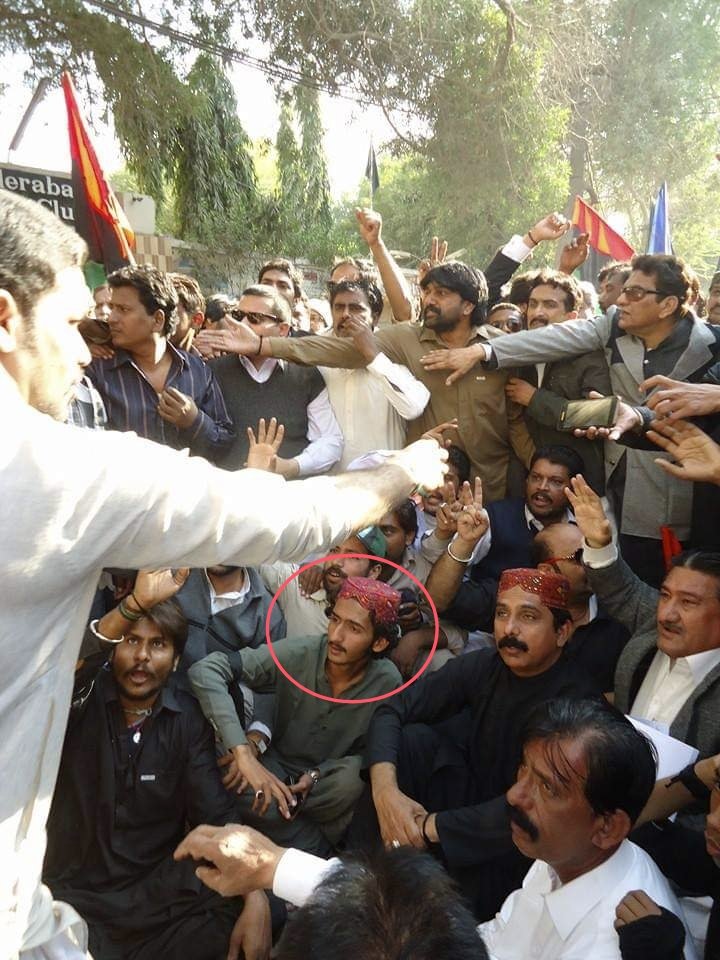 TariqDBaloch's tweet photo. سانحہ آرمی پبلک اسکول کہ شہیدوں کو سرخ سلام پیش کرنے اور اس واقعے کی مذمت کرنے کے لیے سپاف حیدراباد کی جانب سے 2014 میں حیدر آباد پریس کلب پر احتجاج ریکارڈ ہوا تھا جس میں اس وقت کے سپاف سندھ کے صدر میر سوراب خان مری زاھد برگڑی  سید فیاض شاہ اور مجھ سمیت دیگر رہنماؤں نے شرکت کی https://t.co/trErqlkQAn