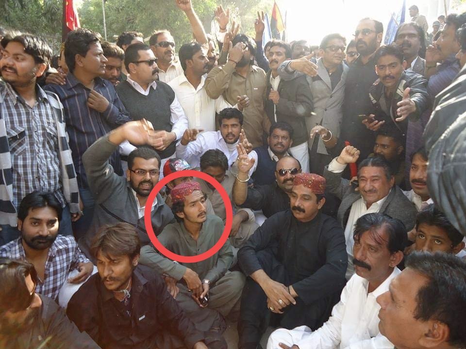 TariqDBaloch's tweet photo. سانحہ آرمی پبلک اسکول کہ شہیدوں کو سرخ سلام پیش کرنے اور اس واقعے کی مذمت کرنے کے لیے سپاف حیدراباد کی جانب سے 2014 میں حیدر آباد پریس کلب پر احتجاج ریکارڈ ہوا تھا جس میں اس وقت کے سپاف سندھ کے صدر میر سوراب خان مری زاھد برگڑی  سید فیاض شاہ اور مجھ سمیت دیگر رہنماؤں نے شرکت کی https://t.co/trErqlkQAn
