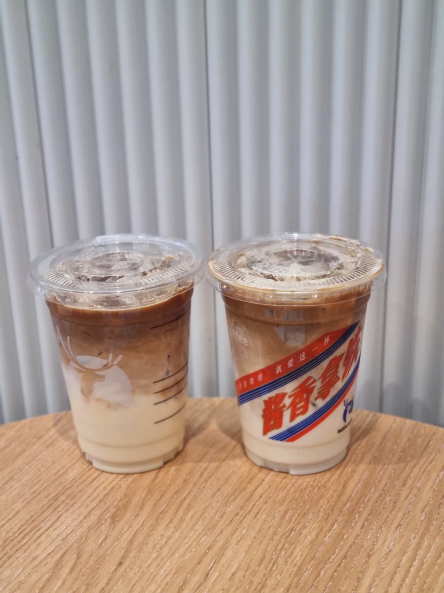 muk_archives's tweet photo. 이 트윗 보자마자 꼭 ���어봐야지 하고 드디어 영접한 마오타이주 라떼🍺☕️🍺☕️🍺☕️
마실 땐 그냥 라떼인데?하다가 삼키고 나서 숨 뱉으면 마오타이주 향이 남아서 끝맛이 대박 향긋하다..😇 넘 신기하고 재밌는 경험ㅋㅋㅋㅋ(옆엔 신메뉴인 귤 라떼인데 시트러스+라떼임ㅋㅋㅋ) https://t.co/4TJukkTQL9