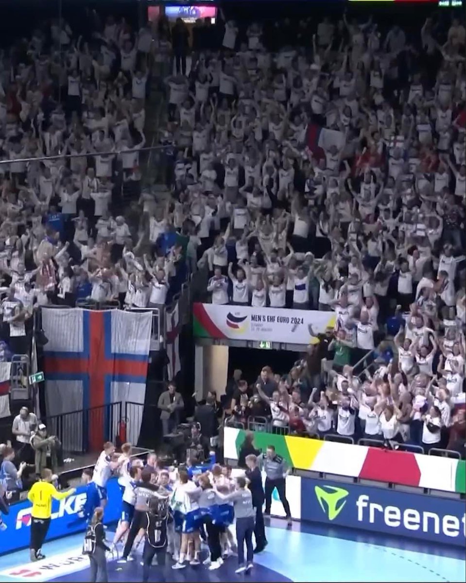 Fuldstændig vanvittigt, at Færøerne spillede uafgjort mod mægtige Norge - en af verdens største håndboldnationer - til EM i håndbold 🇫🇴 Ca. 5000 færøske fans var dukket op - 9 % af befolkningen. Og det her er kun starten - vi kommer til at se store resultater fra drengene🤩