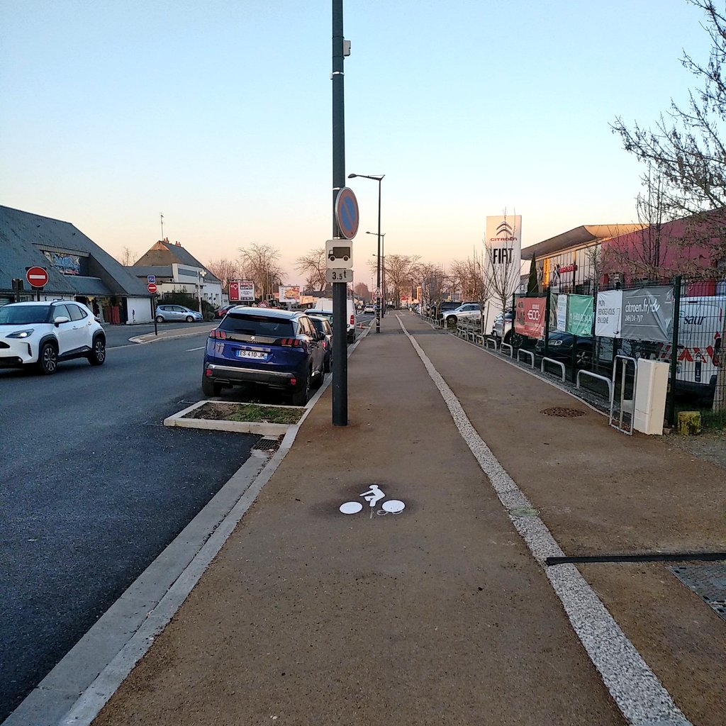 remicharrier49's tweet photo. Les pistes cyclables toute neuved de @MairiedeSaumur en 2024... 😠😓 https://t.co/rsqqGV1Hv1