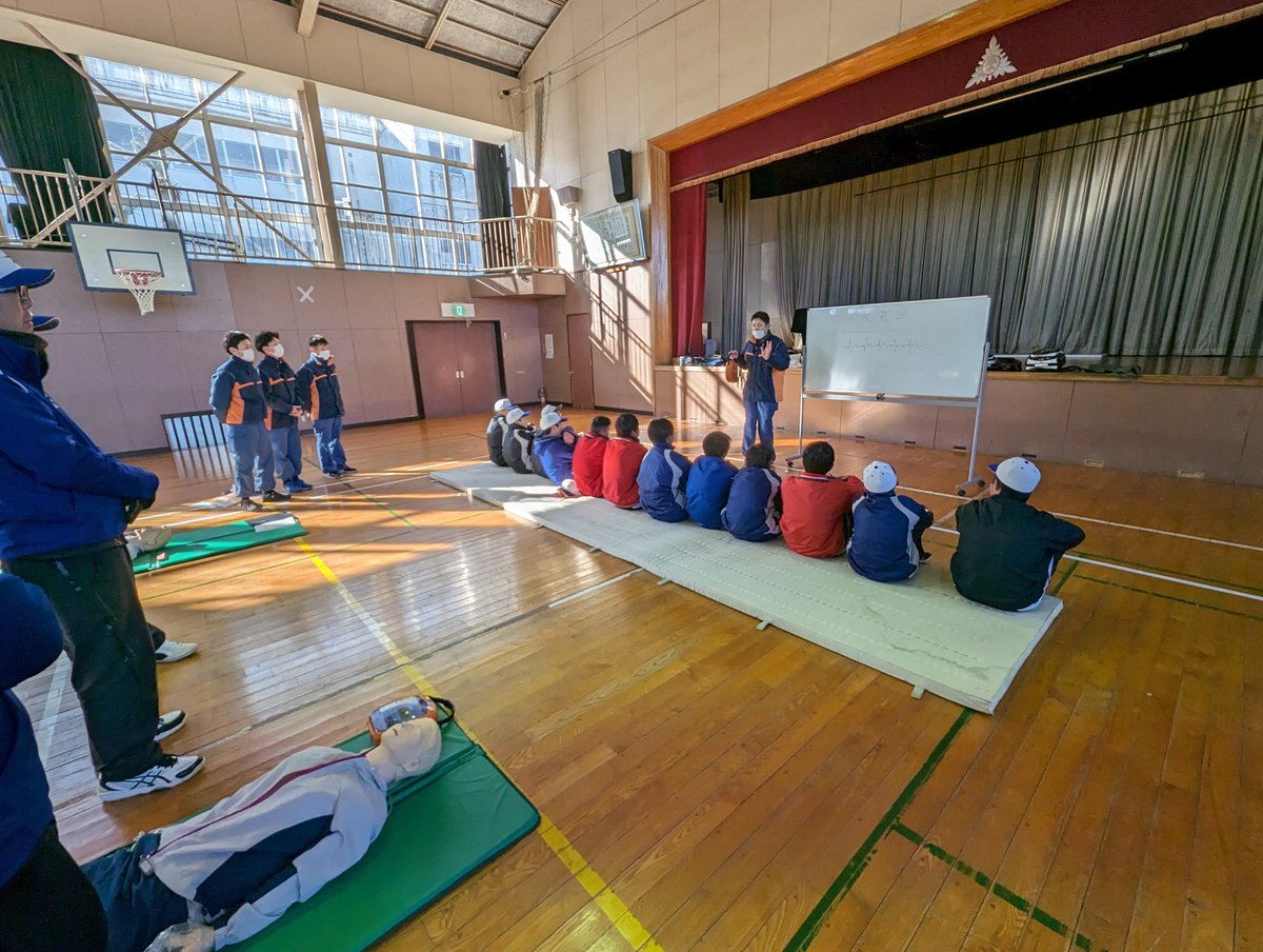 本日、栃木スターズは地元消防署協力のもと、普通救命Ⅰ講習を実施。
来ていただいた消防署員のうち２名が野球部出身って事もあり、丁寧に教えていただきました。
#栃木スターズ
#栃木スターズベースボール
#栃木スターズ普通救命講習実施
#栃木スターズ選手のスキルアップ