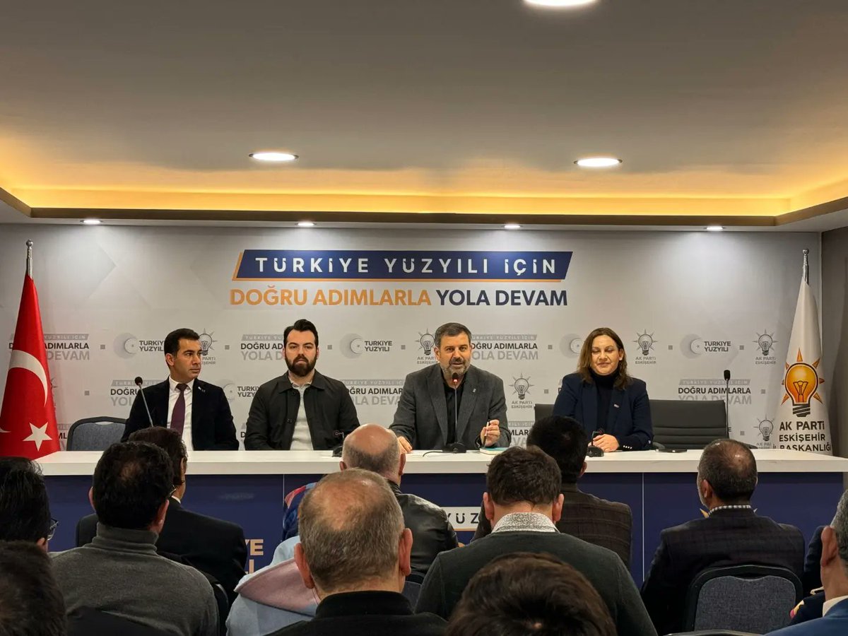 AKEskisehir26's tweet photo. 2024 haftalık olağan ilk yönetim kurulu toplantısı, İl Başkanımız @SuleymannREYHAN başkanlığında gerçekleştirildi.

Toplantımız hayırlara vesile olsun...
#HazırızKararlıyız https://t.co/Nx1kYIDpdJ