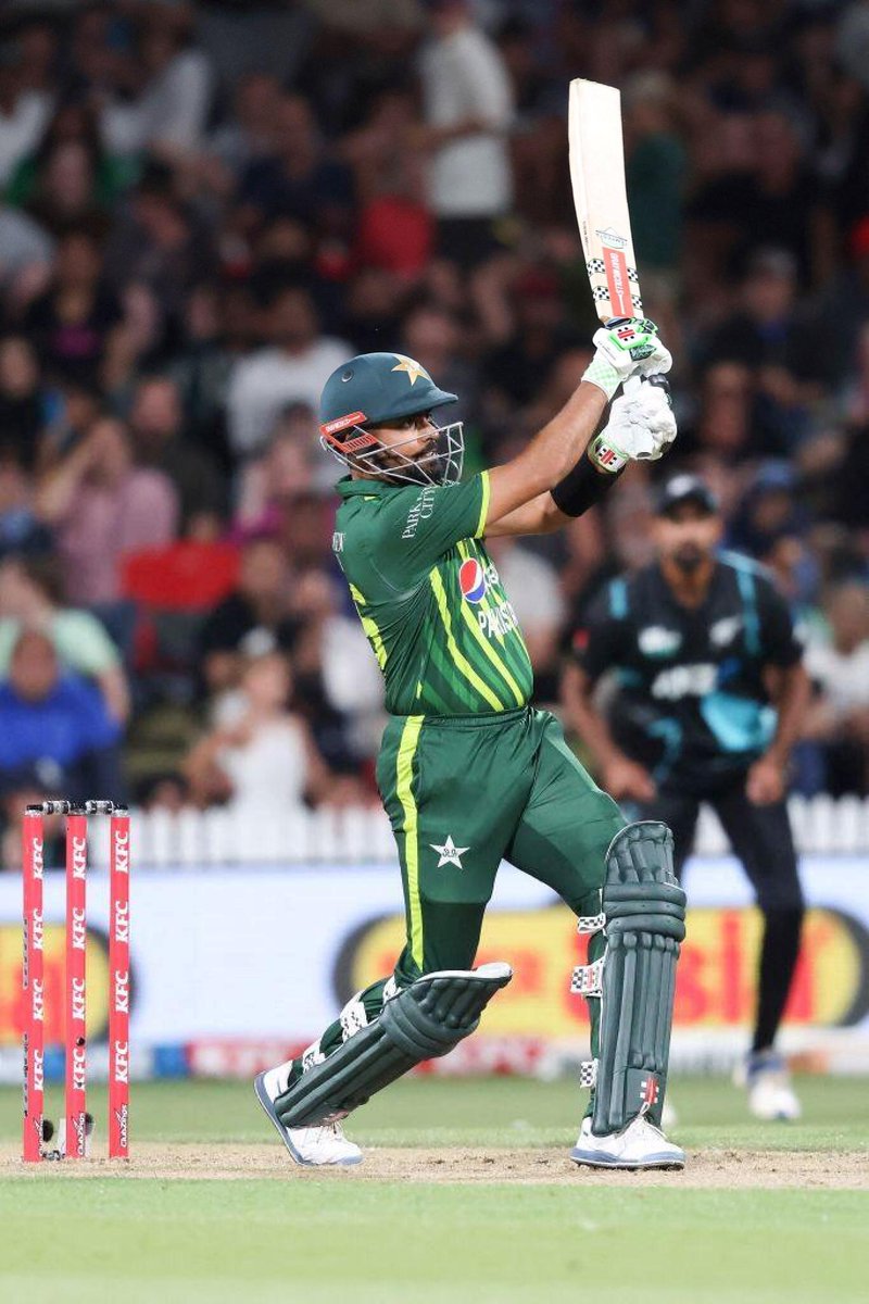 Team_BabarAzam's tweet photo. Babar Azam last 5 T20I innings at number 3:

66 vs 🇳🇿 New Zealand (away)
57 vs 🇳🇿 New Zealand (away)
51 vs 🌴 West Indies (away)
52 vs 🇿🇼 Zimbabwe (away)
50 vs 🇿�� South Africa (away)

5th consecutive FIFTY for The King at this position － Once again The Lone Warrior.
#BabarAzam | #BabarAzam𓃵