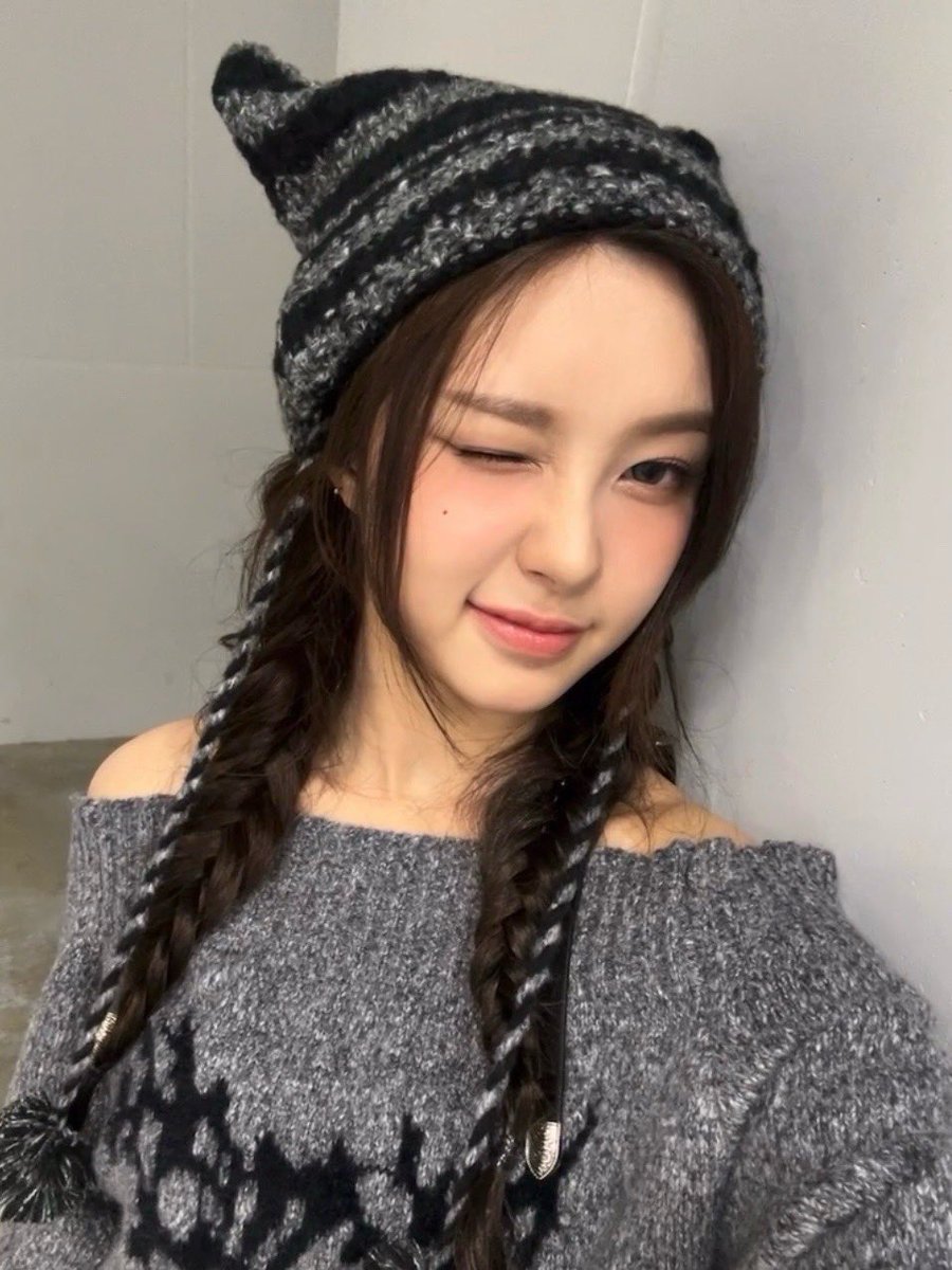 official_kep1er's tweet photo. 냥🐈‍⬛

#김다연 #DAYEON
#Kep1er #케플러 https://t.co/XmHcq4xTQO