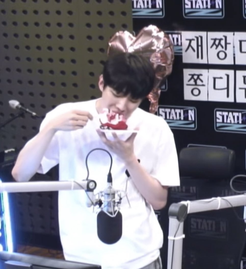 doraaii_no's tweet photo. 슥삭슥삭 한입 왕<< 여기서 귀여워 미치다가
참았어<<에서 ㅈㄴ 개크게 웃음ㅋㅋㅋㅋㅋㅋㅋㅋㅋㅋㅋㅋㅋㅋㅋㅋㅋㅋㅋㅋㅋ https://t.co/Pki53xvZpA