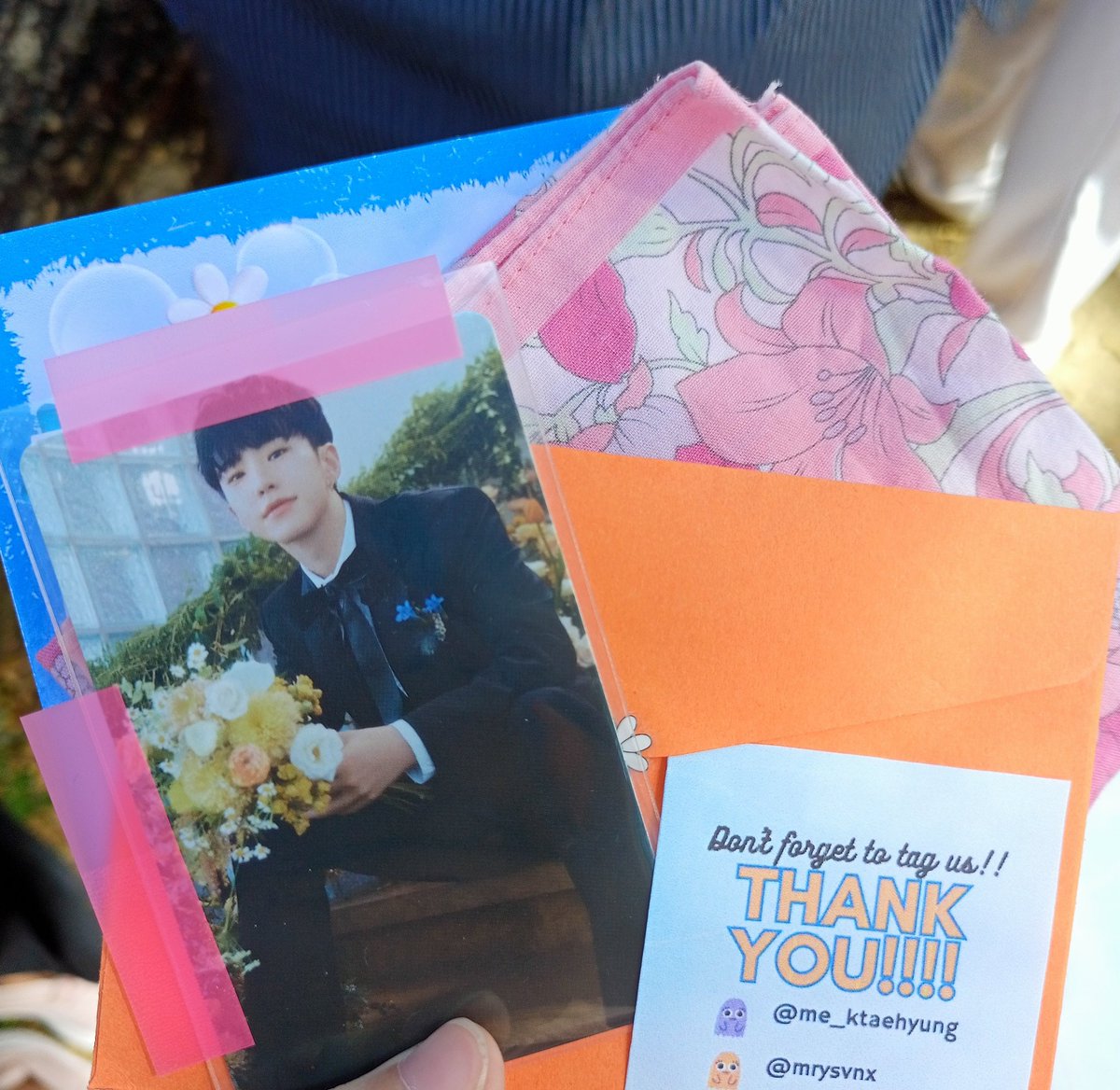 howooshiji's tweet photo. nagulat ako kay ate, patago niyang inabot sakin.  para niya akong inabutan ng shab-- 😭😭😭

idk sino po yon sa inyo pero thank u so much!!!😭
@me_ktaehyung @mrysvnx https://t.co/8NVFqVUVJj