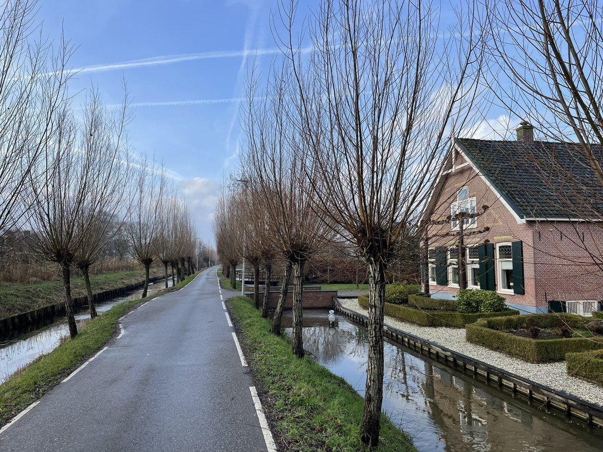 Groenehartstoc1's tweet photo. Onverwacht toch even blauwe lucht en zon. Ik heb een wandeling gemaakt langs de #Grecht ten noorden van #Woerden en meteen ook de bewegwijzering๐๐ป #Groenehartpad gecontroleerd. https://t.co/dcLTVFEoXW