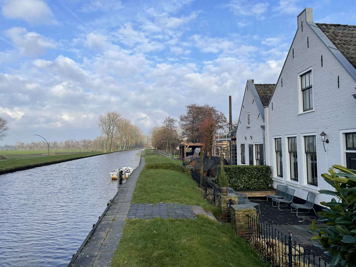 Groenehartstoc1's tweet photo. Onverwacht toch even blauwe lucht en zon. Ik heb een wandeling gemaakt langs de #Grecht ten noorden van #Woerden en meteen ook de bewegwijzering๐๐ป #Groenehartpad gecontroleerd. https://t.co/dcLTVFEoXW