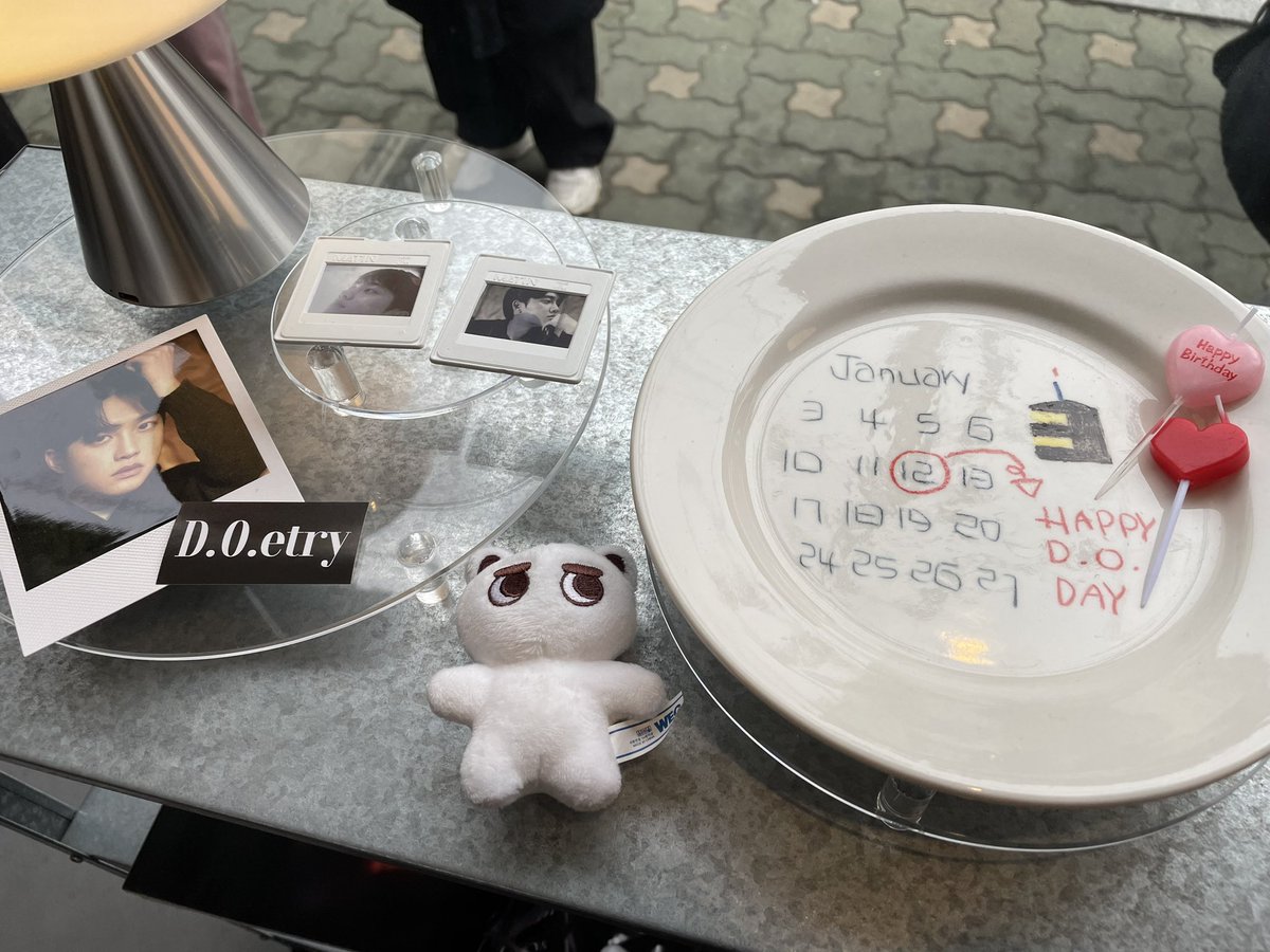 xiurenity90's tweet photo. 리어커피 
@doetry0112 

경수를 위한 이 카페의 장식은 제 스타일이었어요! 저도 선착순 특전을 받고 싶지만 그래도 행복해요~ 이 폴라로이드 좀 보세요! 😅😅넘 좋아해요! 

#도경수라는_시 https://t.co/jugapIOO0S